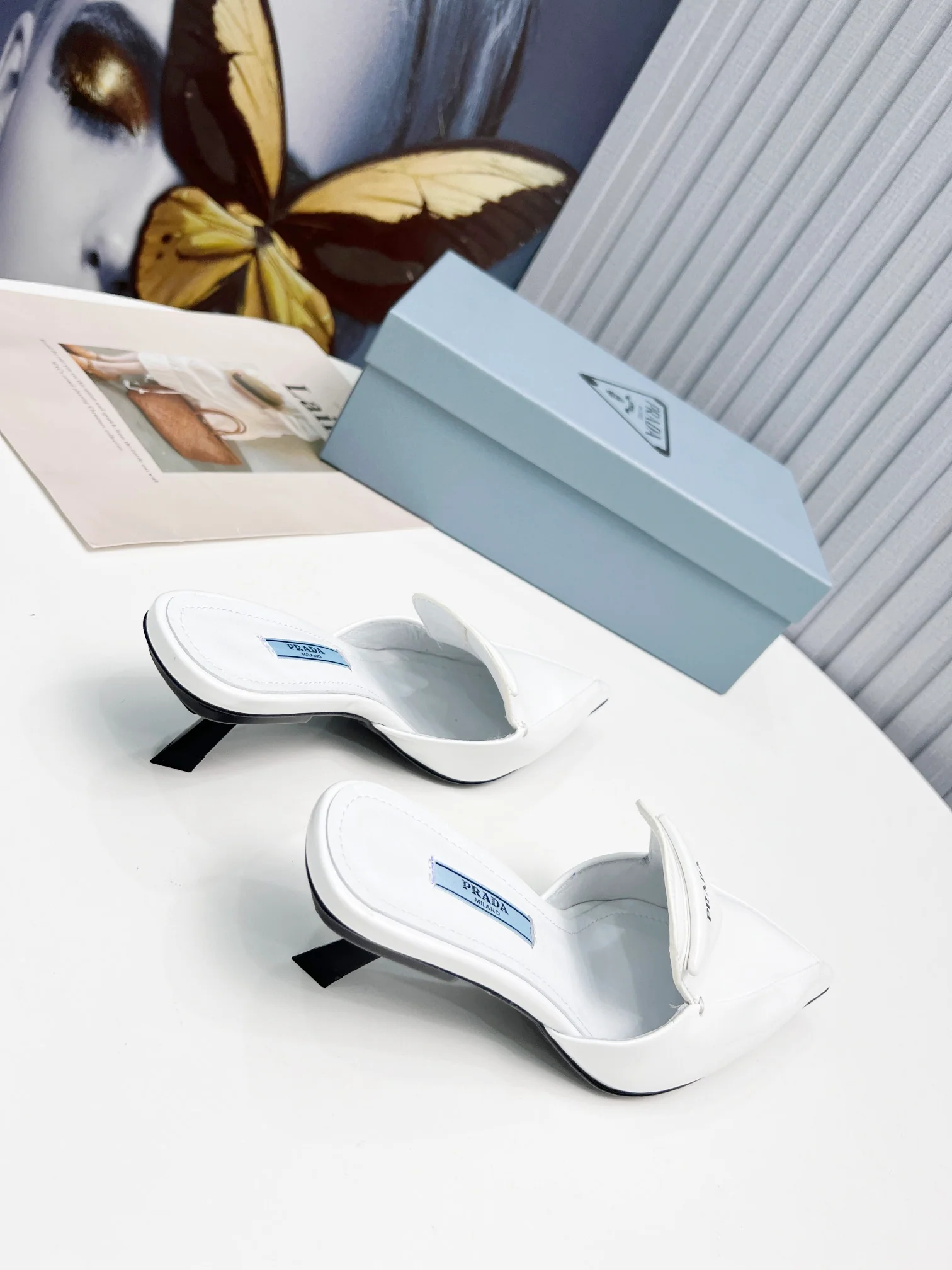 Prada - Белые туфли на каблуке с острым носком