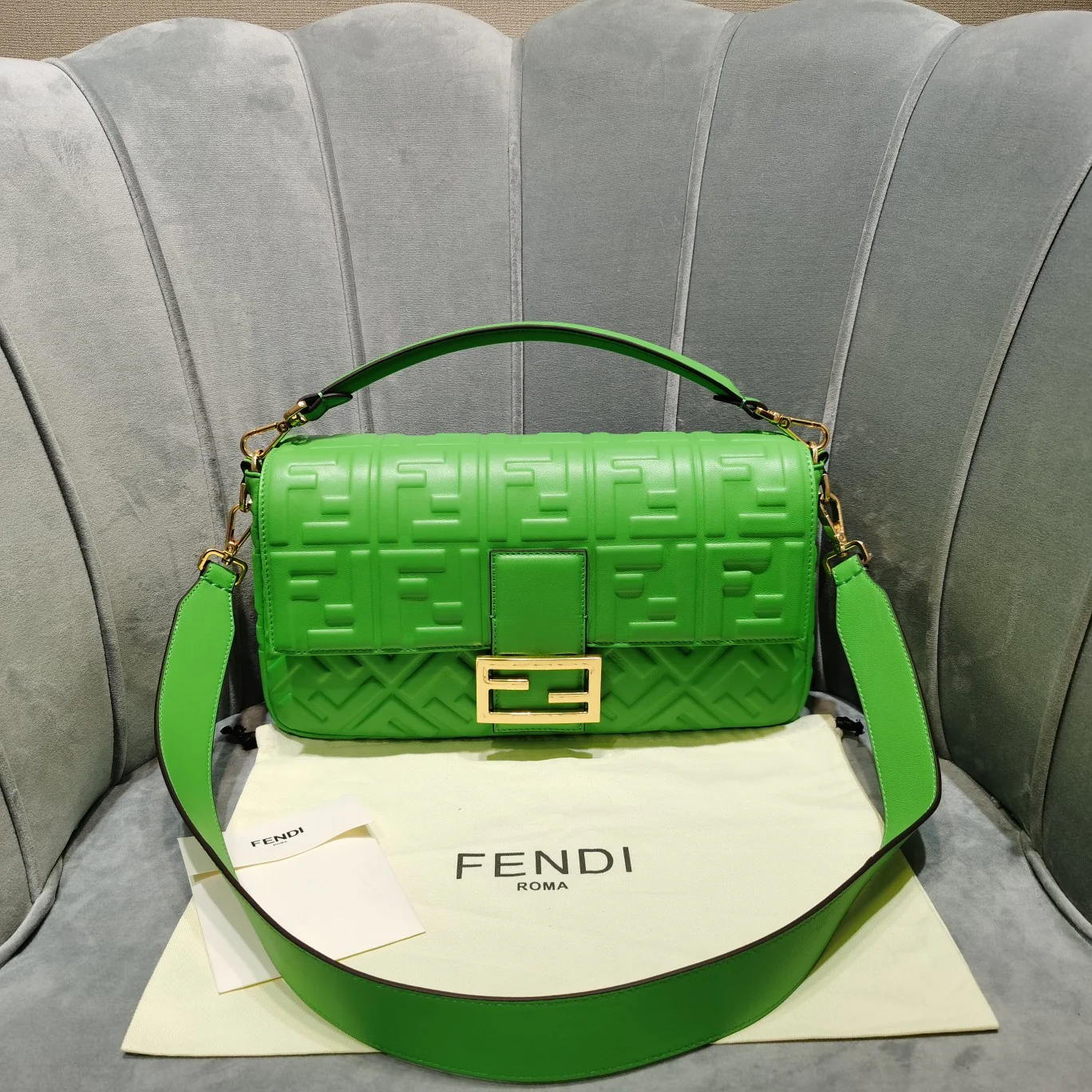Сумка-багет Fendi Baguette средней длины из зеленой кожи.