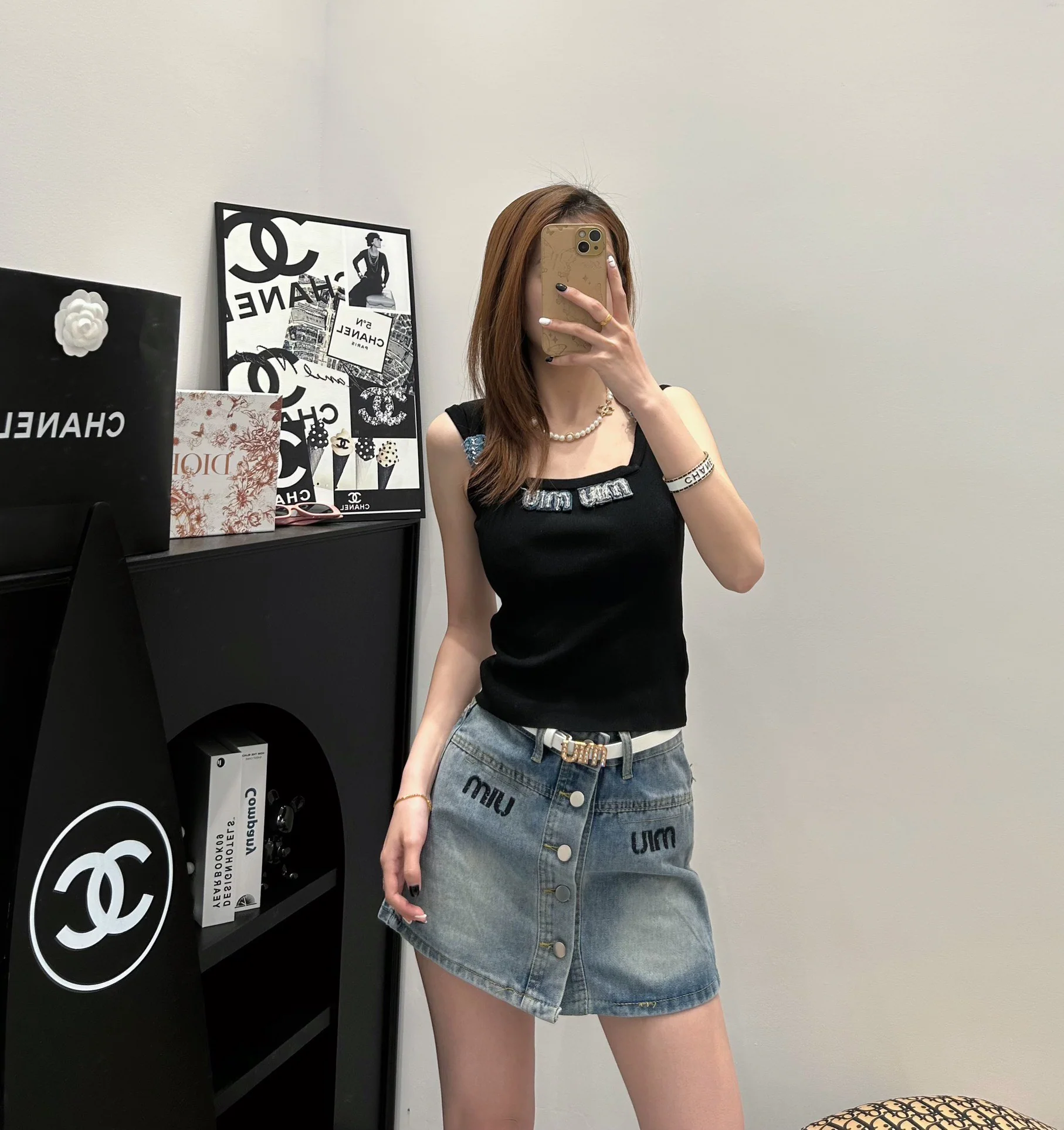 Жилет Miu Miu-2404 из плотной трикотажной ткани с объемной вышивкой бисером, черный.