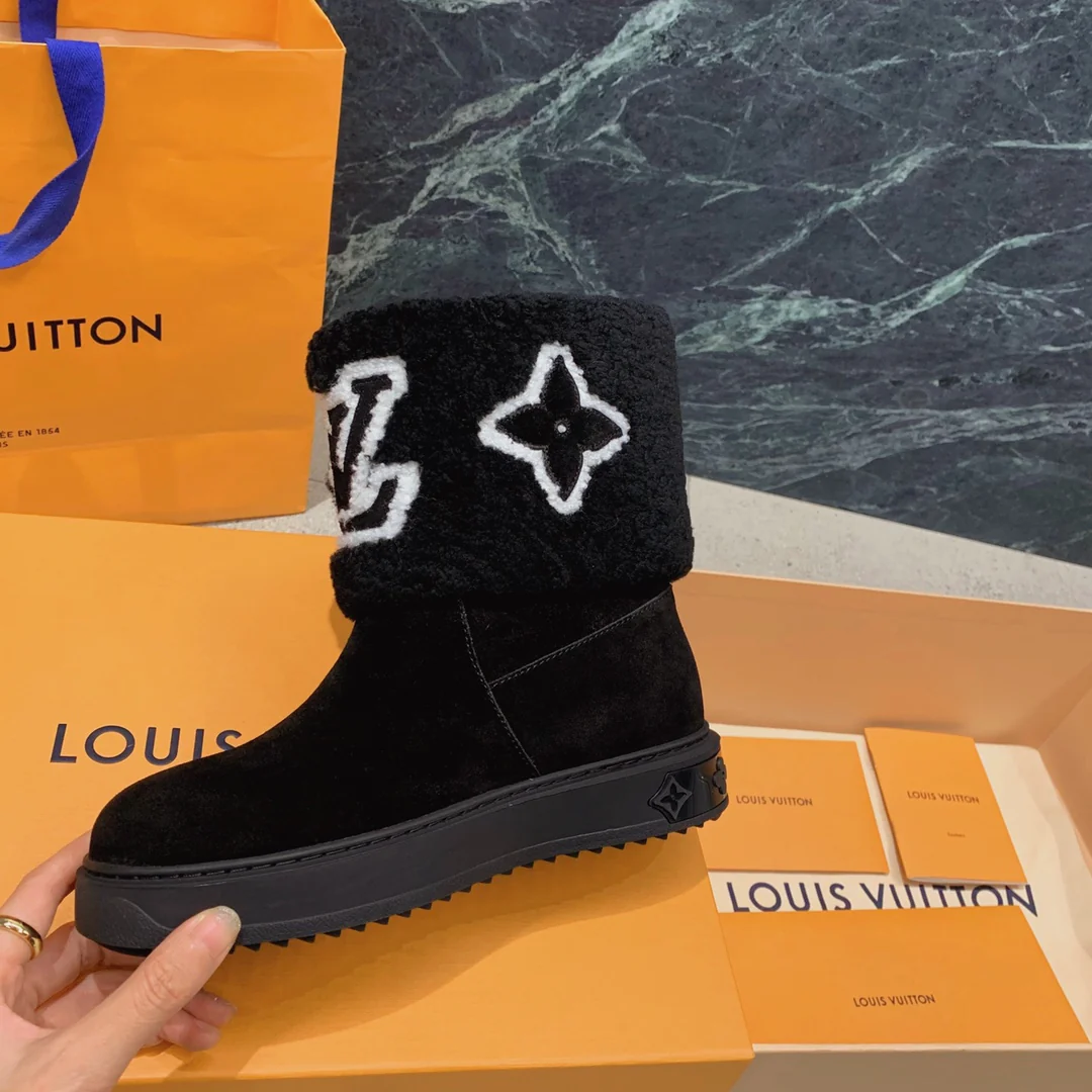 Новинка осенне-зимней коллекции LV 2022 — Снежные сапоги из натуральной овчины — Черные