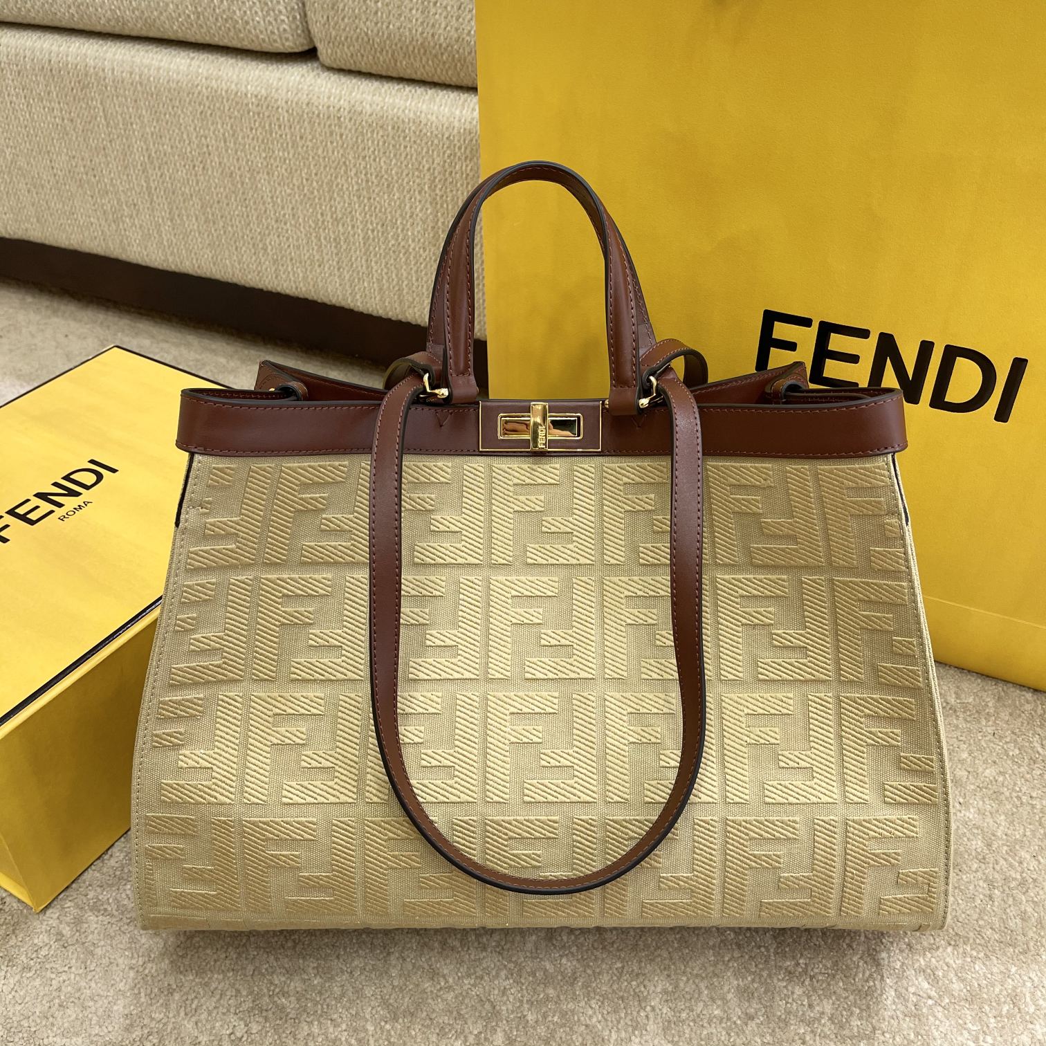 Сумка-тоут Fendi Peekaboo с бежевой кожаной ручкой