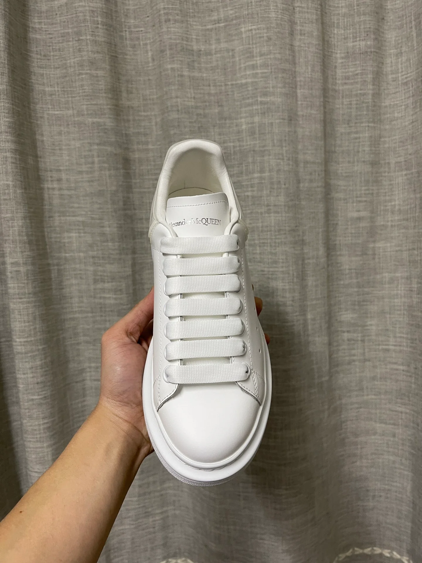 Классические белые кроссовки McQueen - унисекс - белые с мягким каблуком - премиум-издание