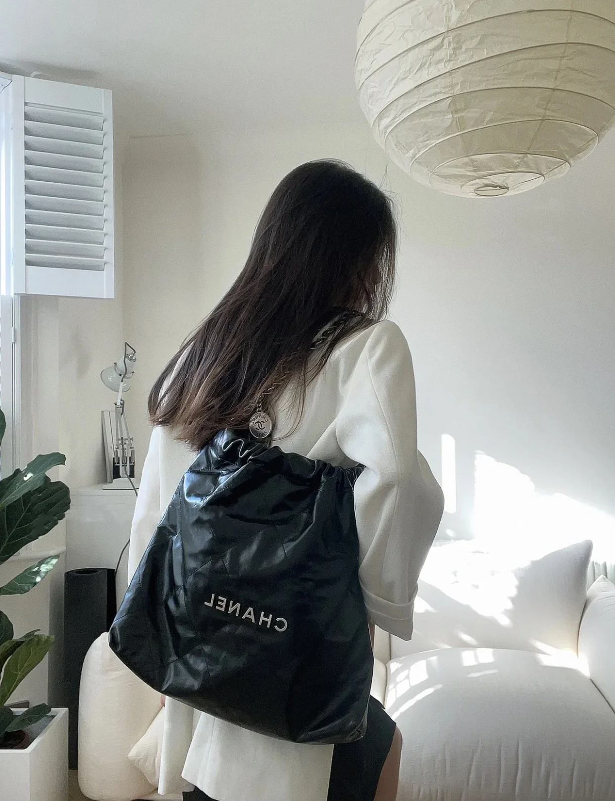 Сумка Chanel 22s 22bag — средний размер, глянцевая телячья кожа — черная с серебристой фурнитурой.