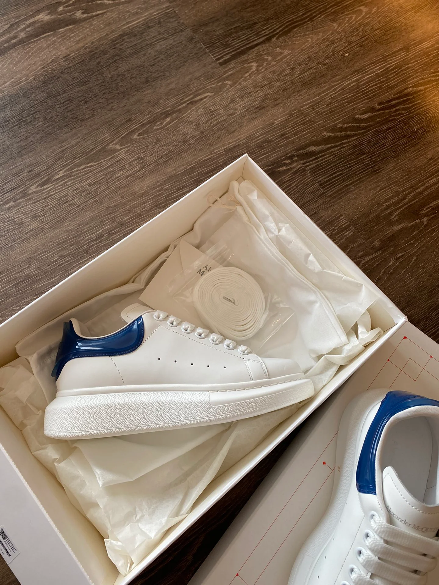 Классические белые кроссовки McQueen - на каблуке-резинке - темно-синие