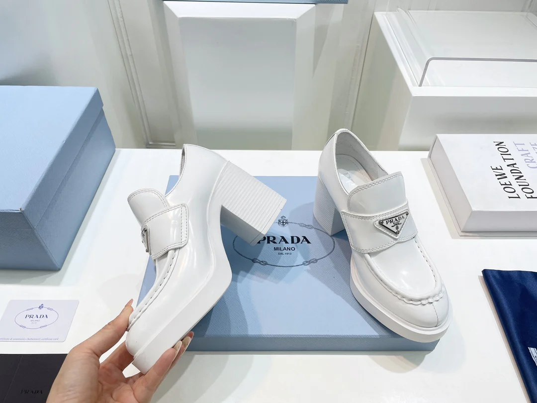 Новинка сезона весна/лето 2022 от Prada - Туфли-афро на массивном каблуке - 2