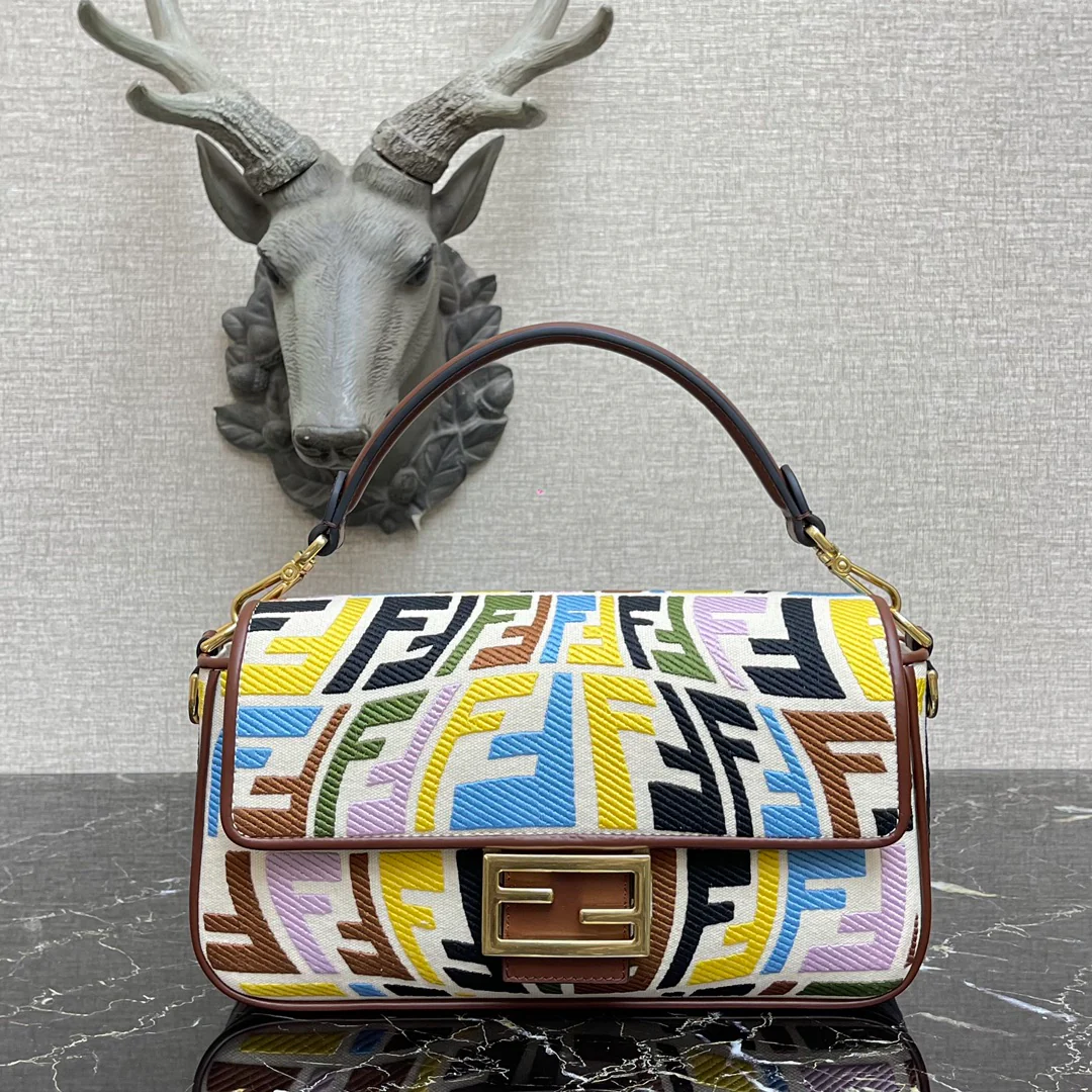 Сумка-багет Fendi средней длины, разноцветная.