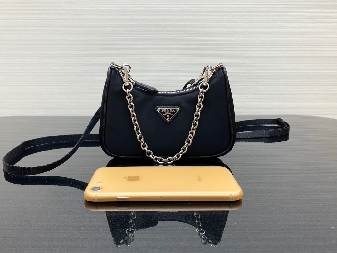 Сумка-хобо Prada, мини, черная.