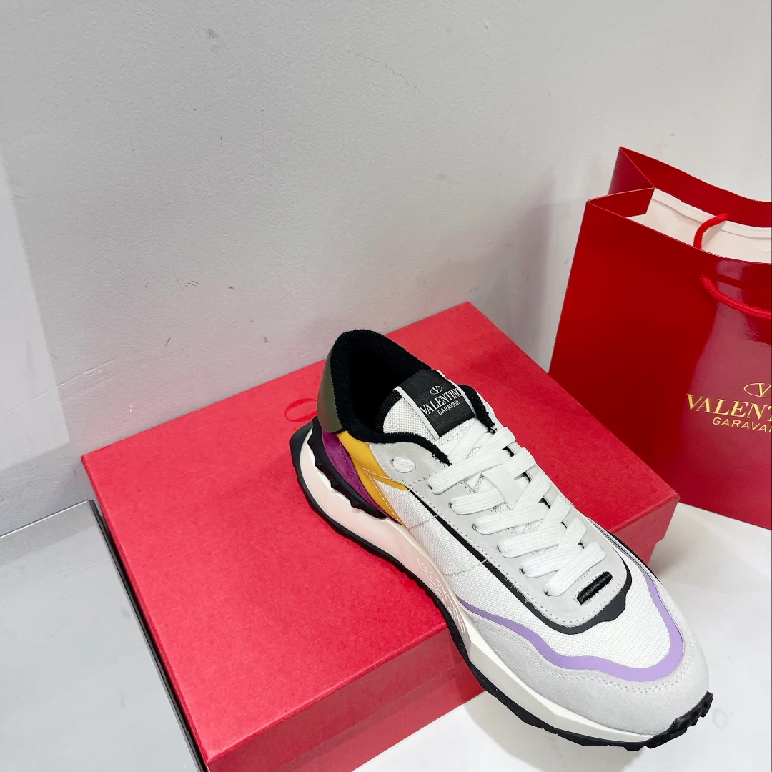 Новинка сезона весна/лето 2022 от Valentino - Замшевые кроссовки на шнуровке и сетке - Унисекс - Белые