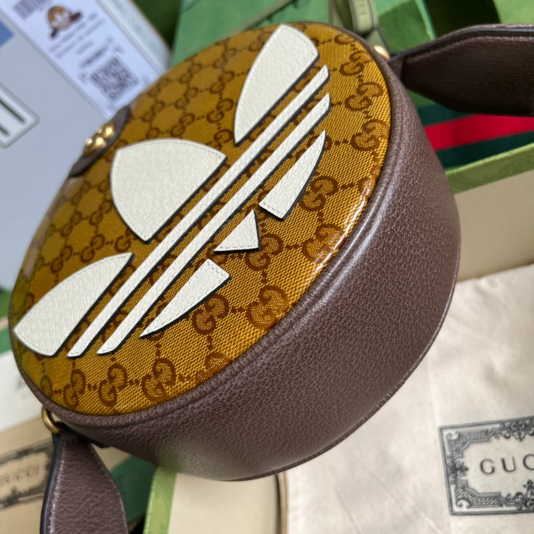 Сумка через плечо, созданная в рамках коллаборации Gucci-adidas x Gucci - 22x22x7 см.