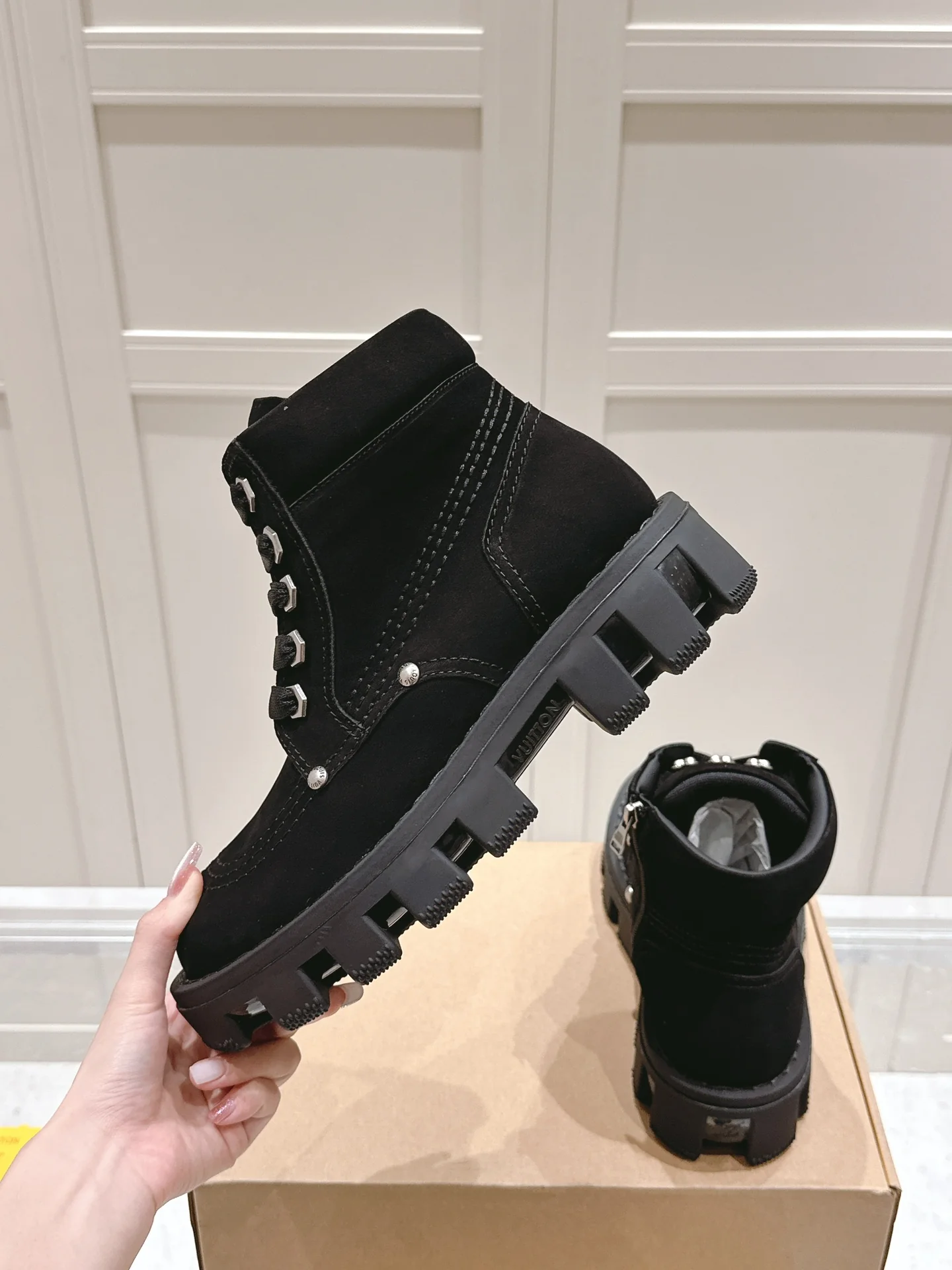 Ботинки Dr. Martens на платформе LV-2024 - черные