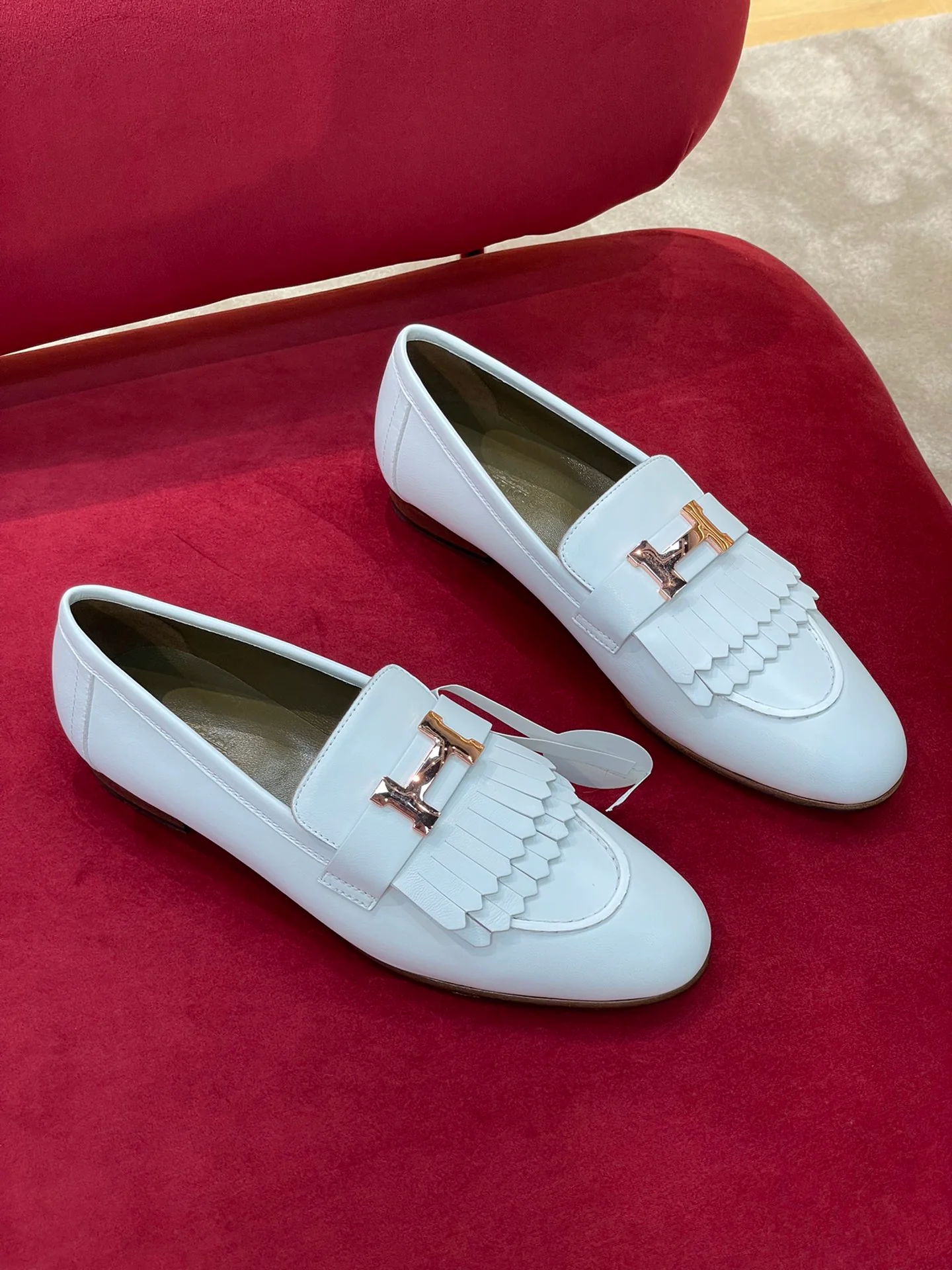 Hermes: новая расцветка 2022 года - классические лоферы с кисточками.