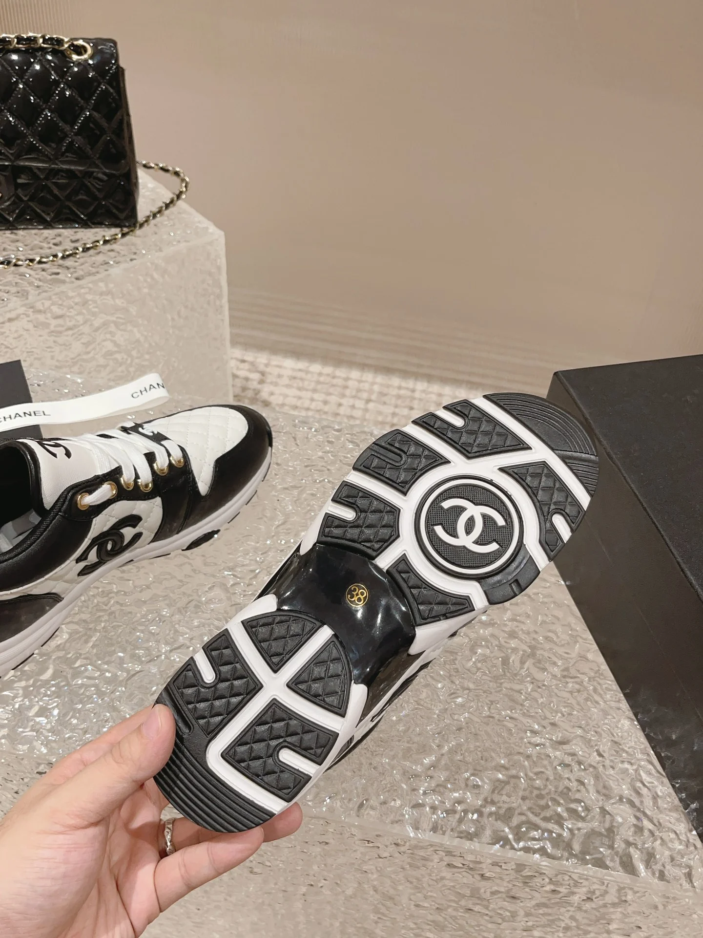 Низкие повседневные кроссовки Chanel - черные с ромбовидным узором