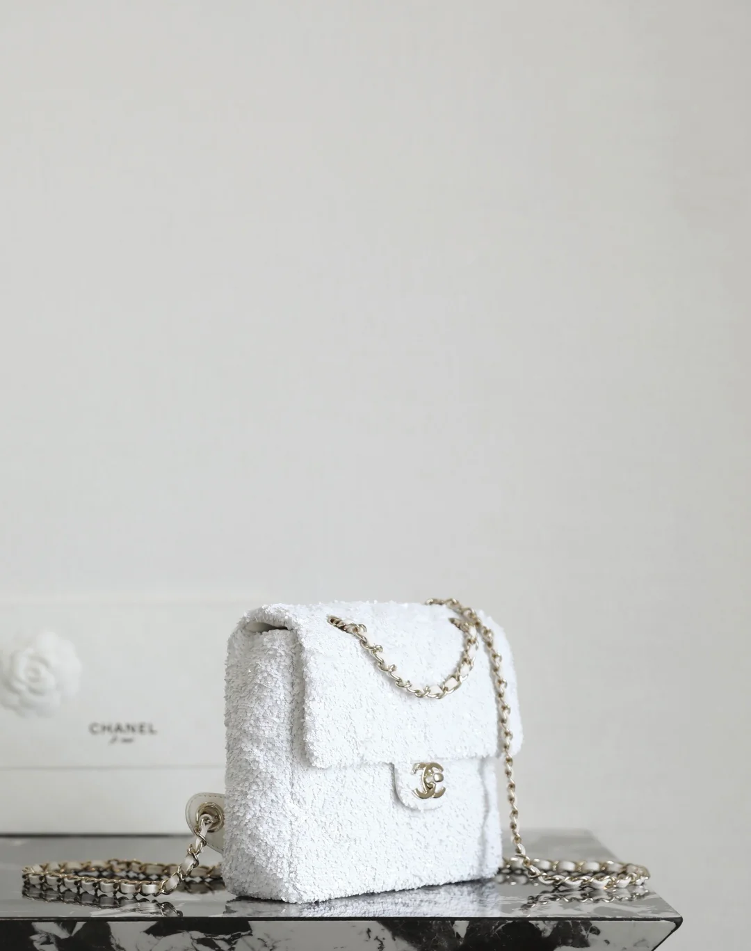 Мини-рюкзак Chanel 25b с пайетками - белый