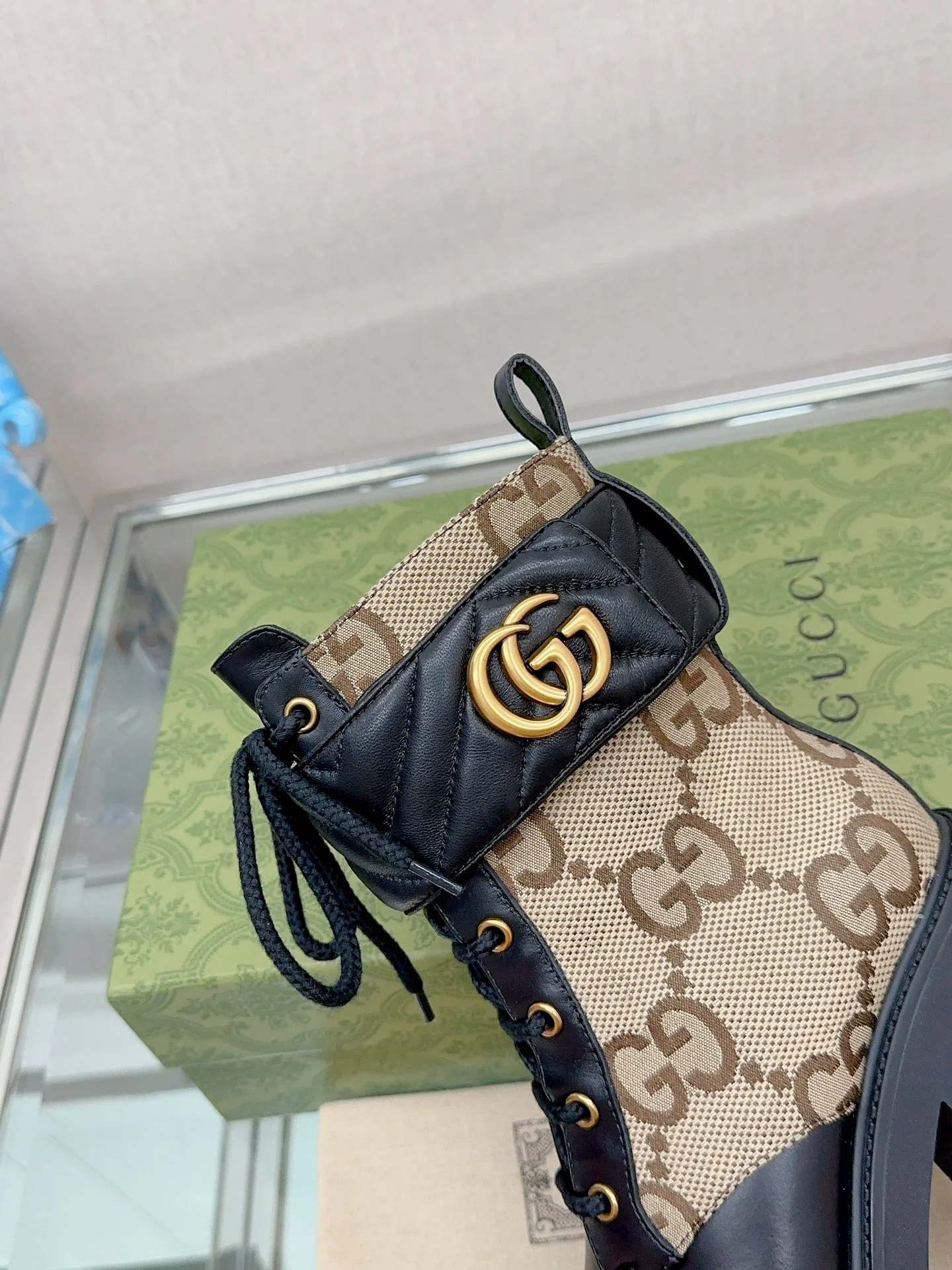 Новинка 2023 года от Gucci - Ботильоны на высоком каблуке с пряжкой и шнуровкой Double G - Монограммная канва.
