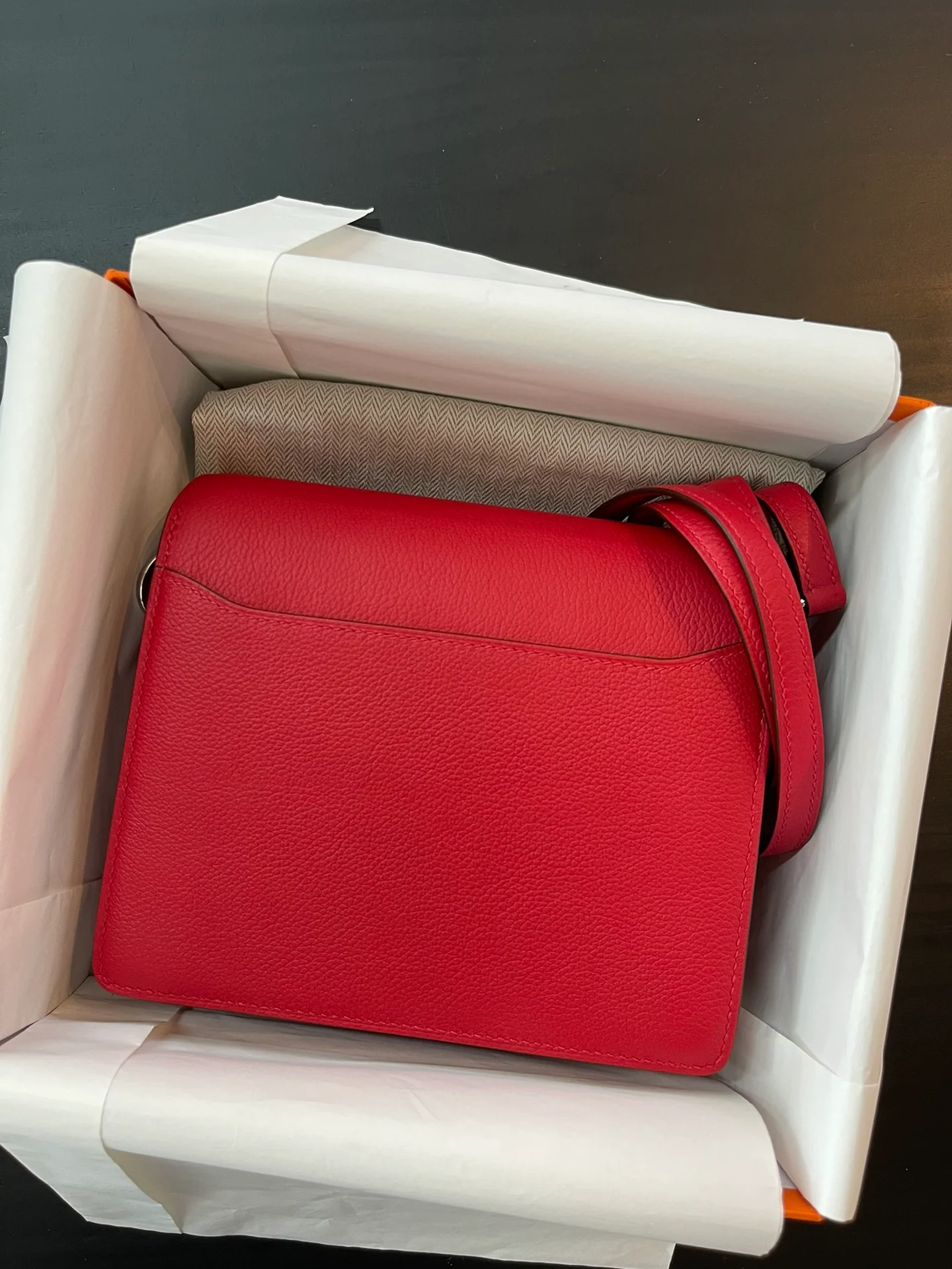 Миниатюрное сердечко Hermes Roulis красного цвета с серебряной пряжкой