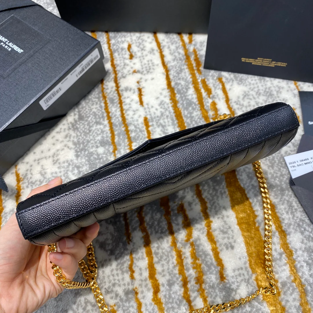 Сумка-конверт YSL с монограммой и икрой и V-образным ромбовидным узором