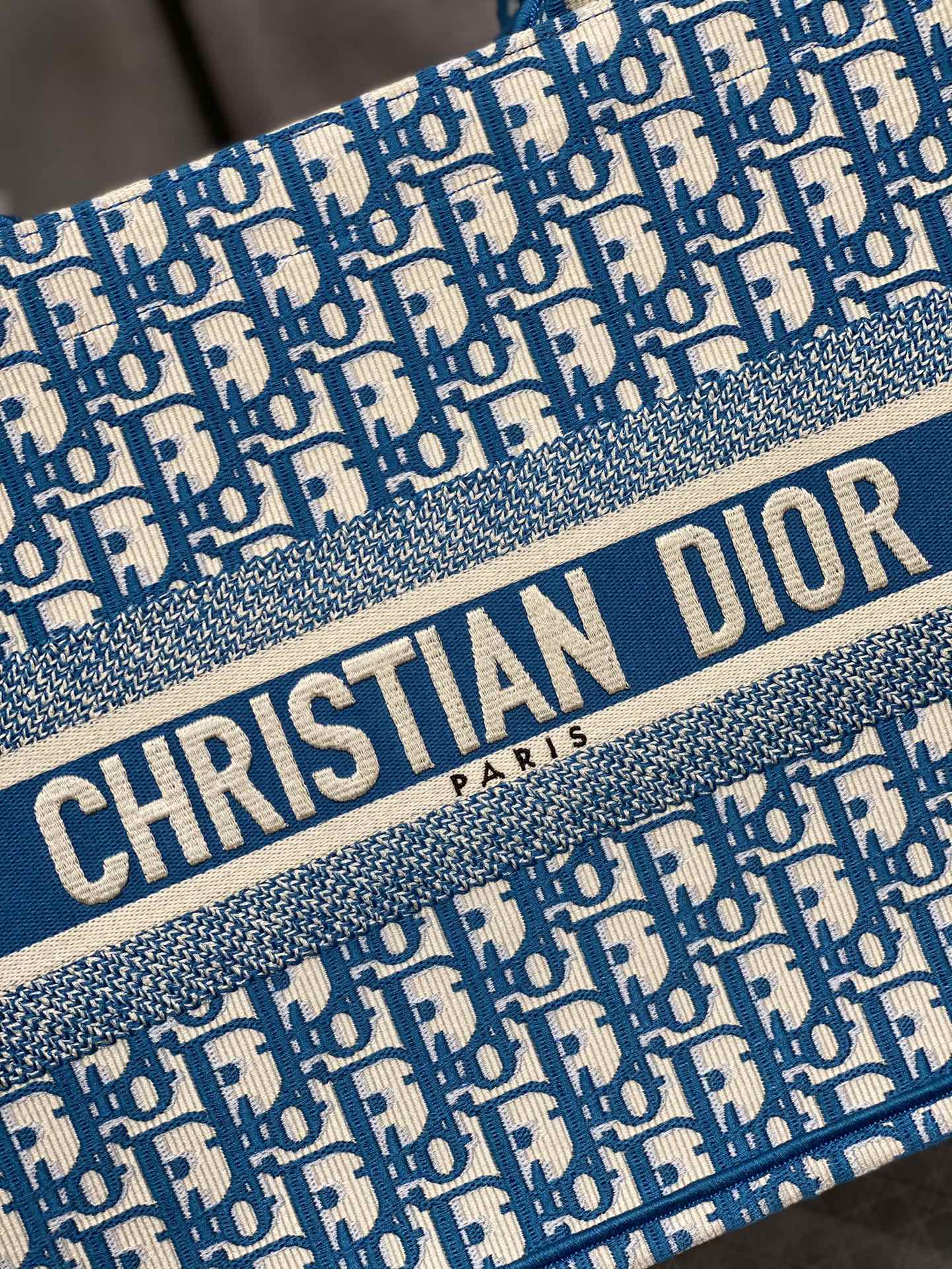 Сумка Dior Book Tote, маленький размер 36,5 см, светло-голубая с монограммой.