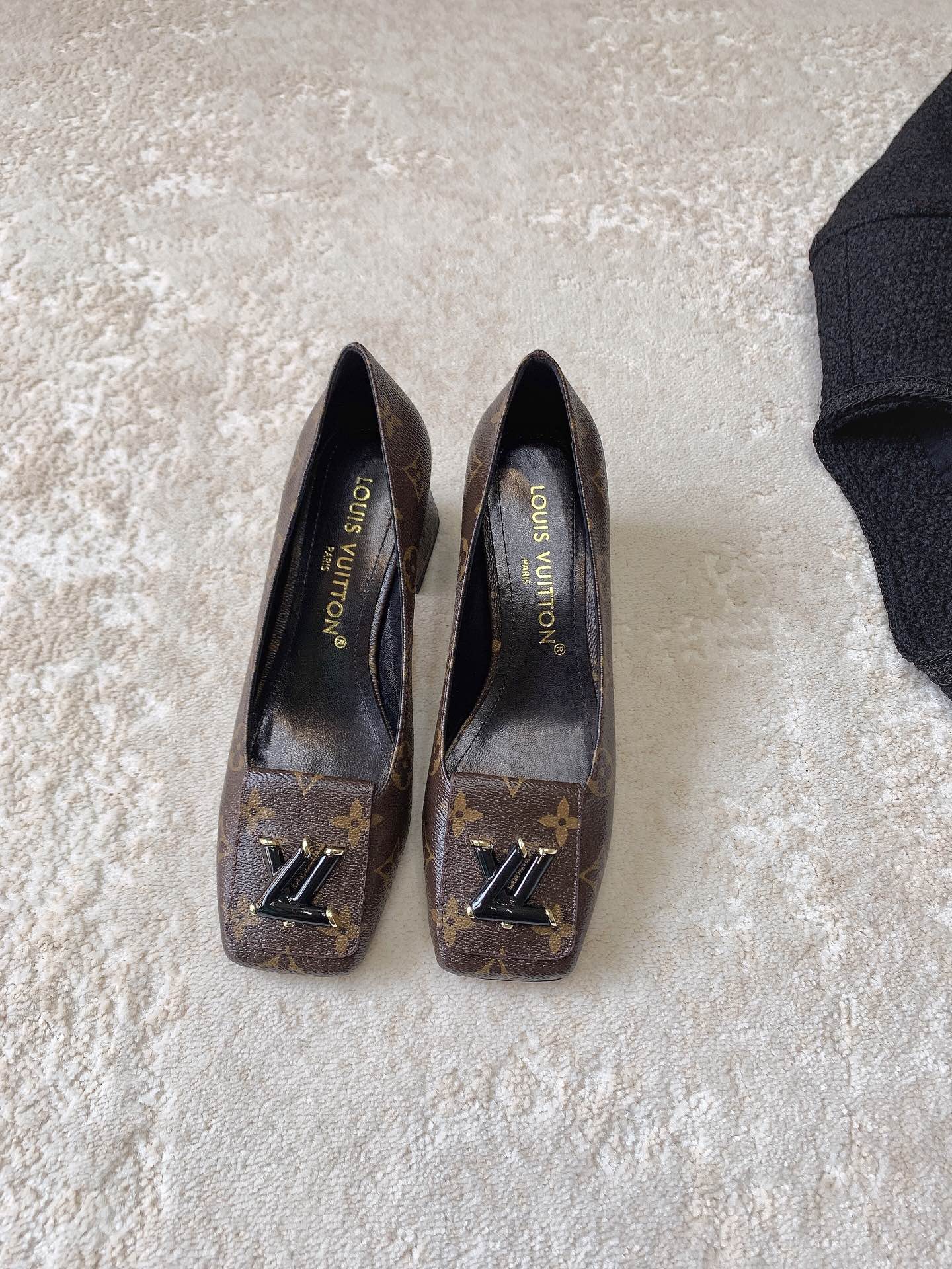 Новинка сезона весна/лето 2023 от LV - Туфли на низком каблуке с закрытым носком - Черный монограммный узор - 1