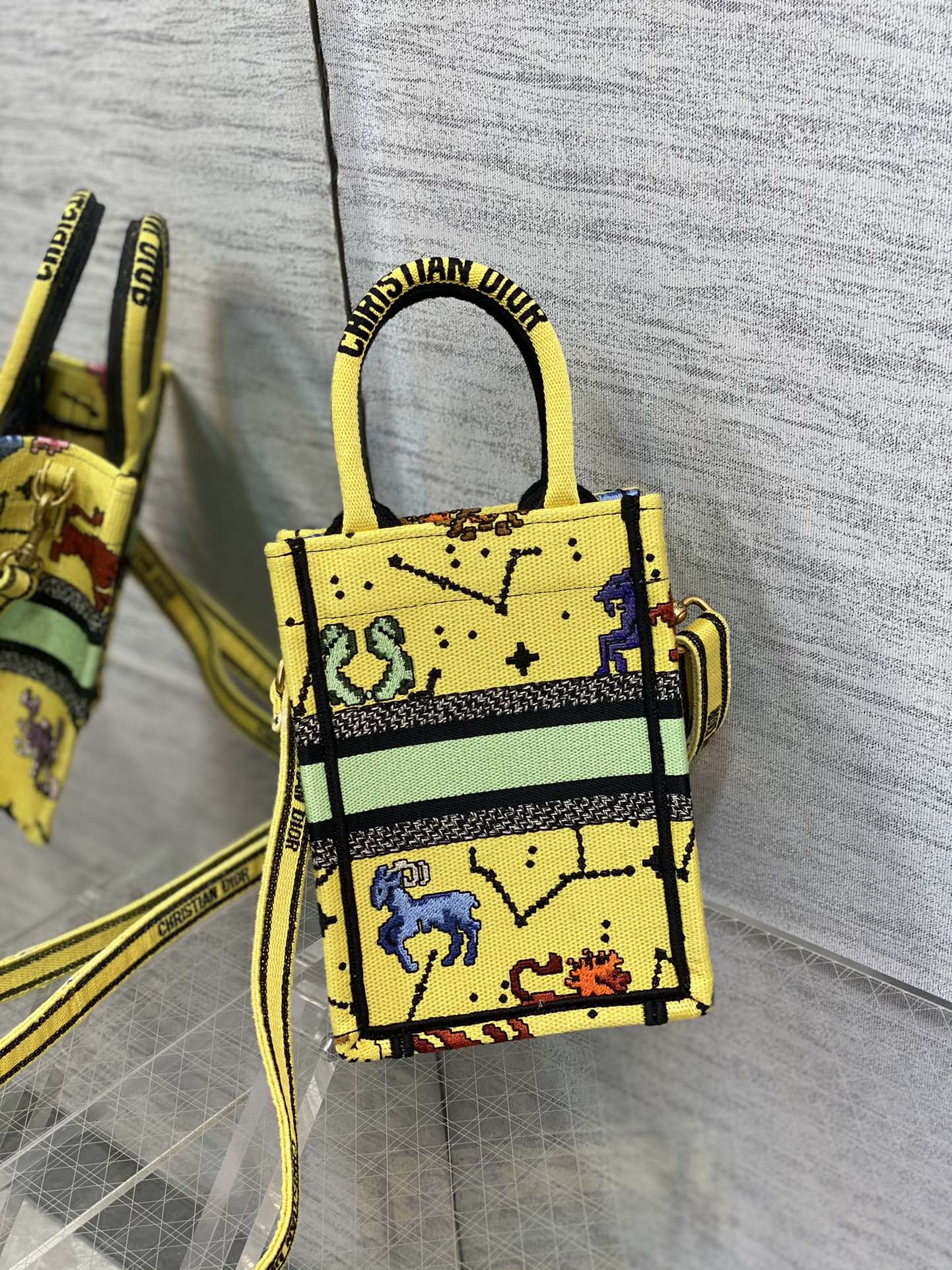 Сумка-тоут Dior Book Tote — новейшая вертикальная мини-версия — жёлтая