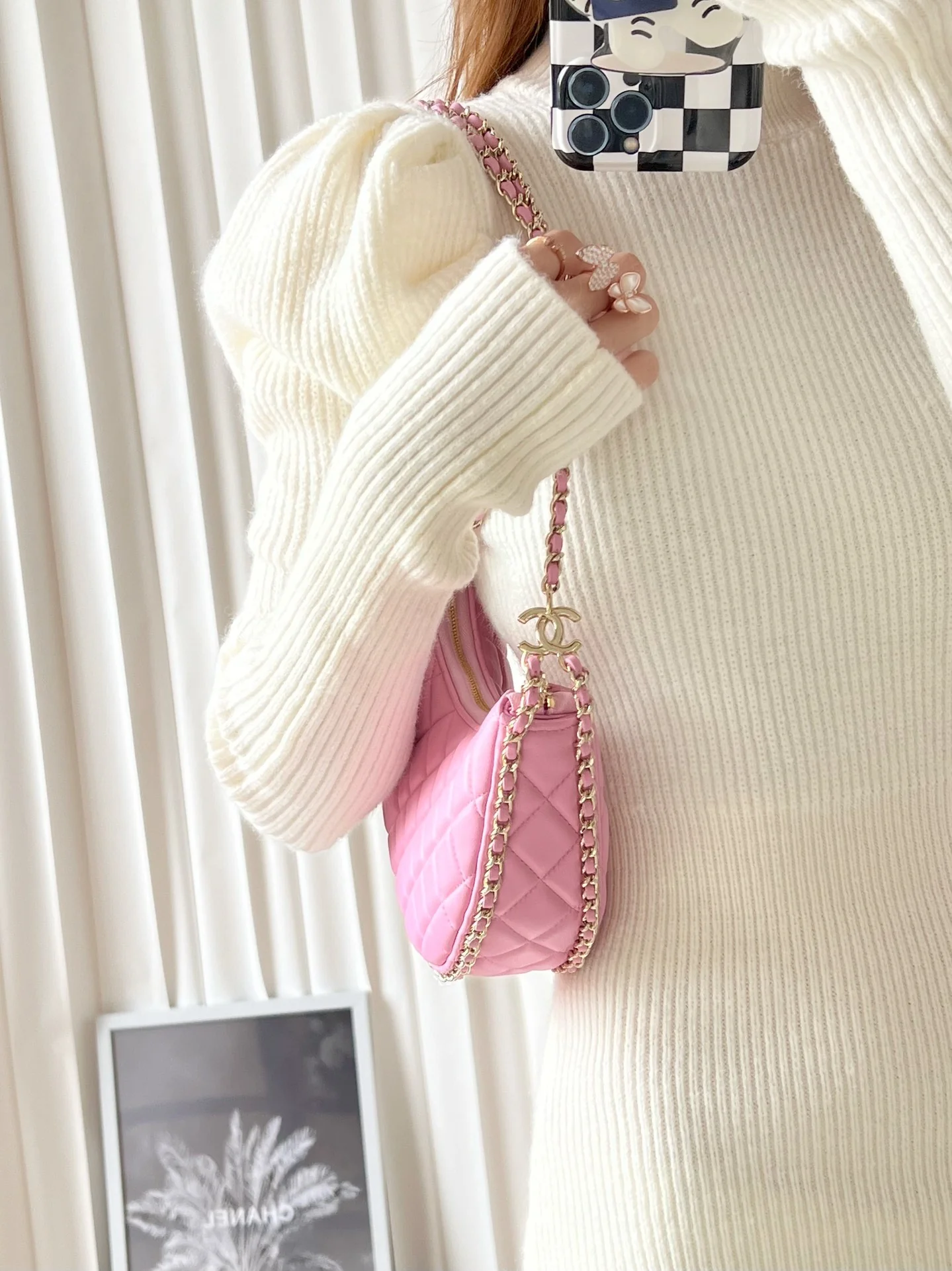 Новинка сезона весна/лето 2023 от Chanel - сумка Half Moon - маленькая - розовая - фотографии в действии.