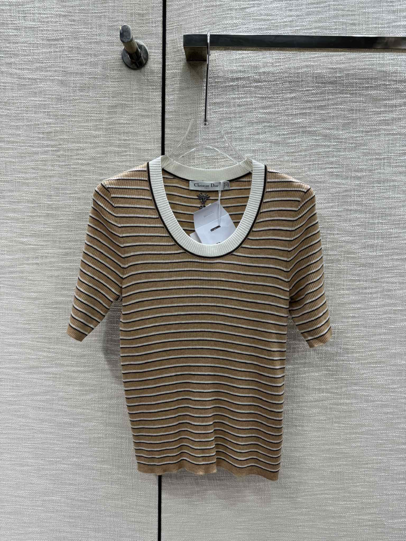 Dior 2403 - Трикотажная рубашка с короткими рукавами в полоску с цветовыми блоками