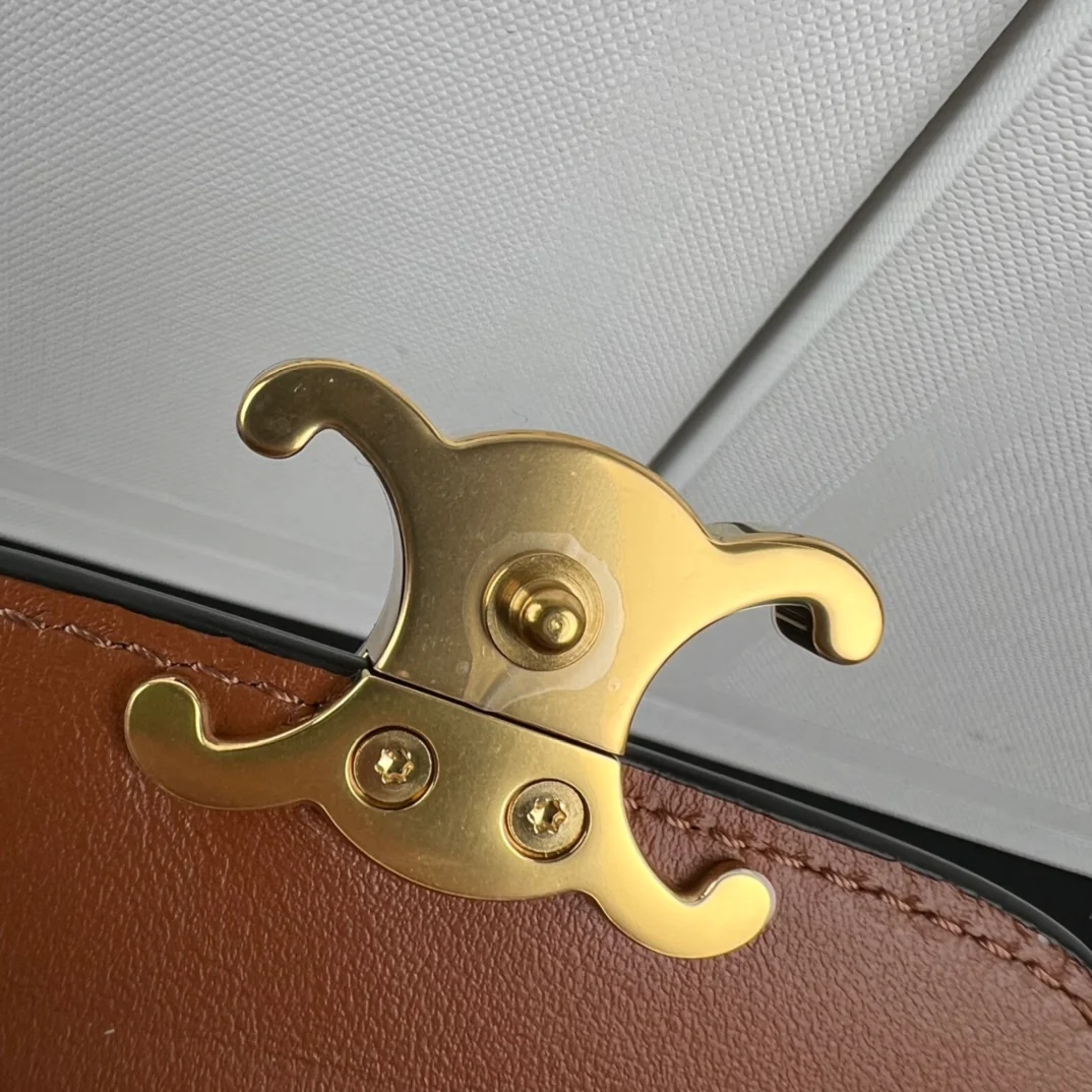 Маленький кошелек Celine Triomphe из гладкой овечьей кожи — кофейно-коричневый.