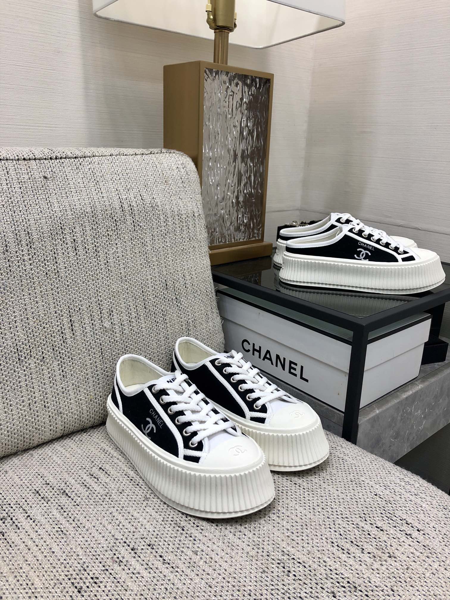 Новинка сезона весна/лето 2023 от Chanel - Туфли на платформе из парусины - Черные