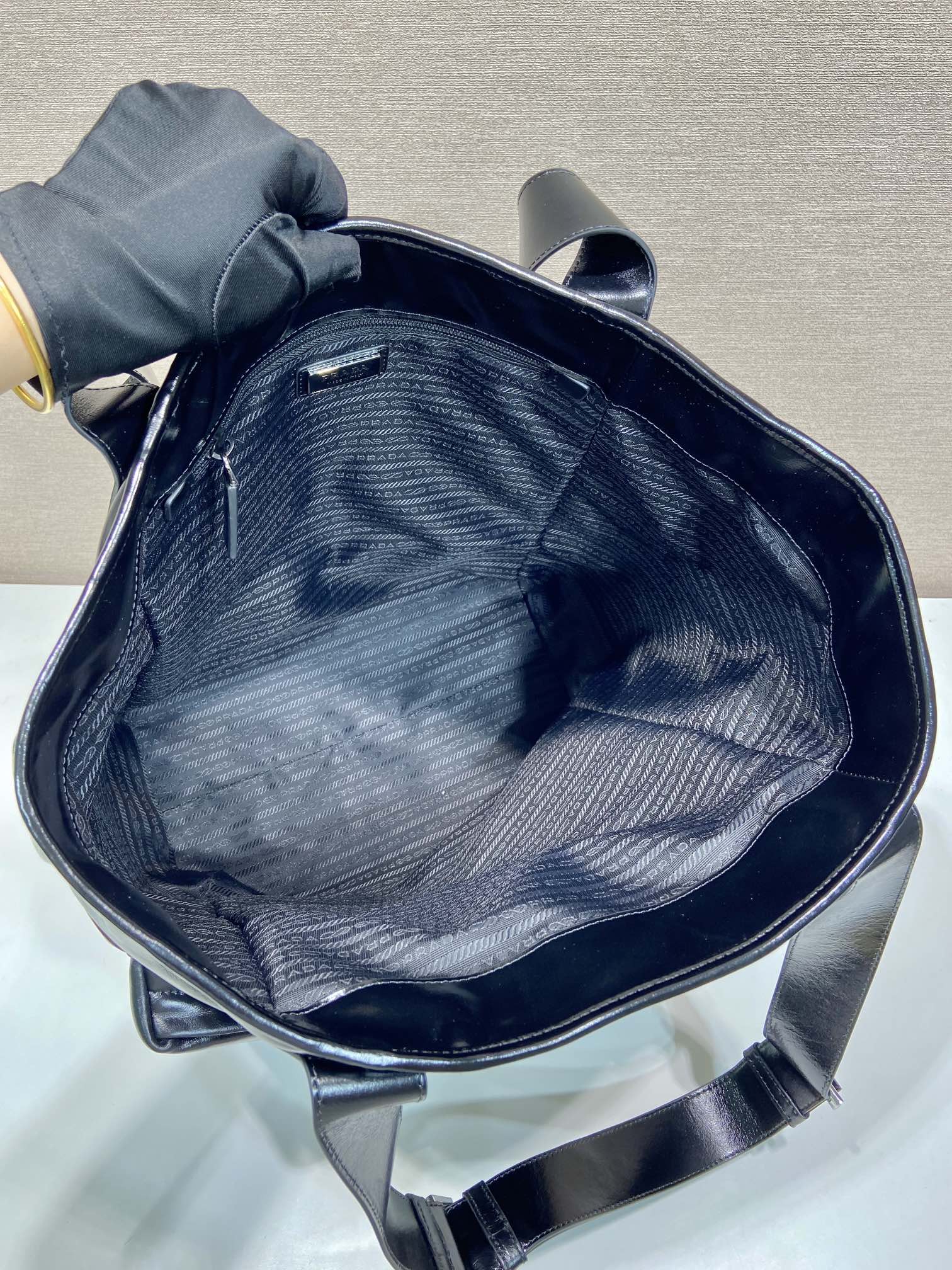 Сумка-тоут Prada из вощеной кожи