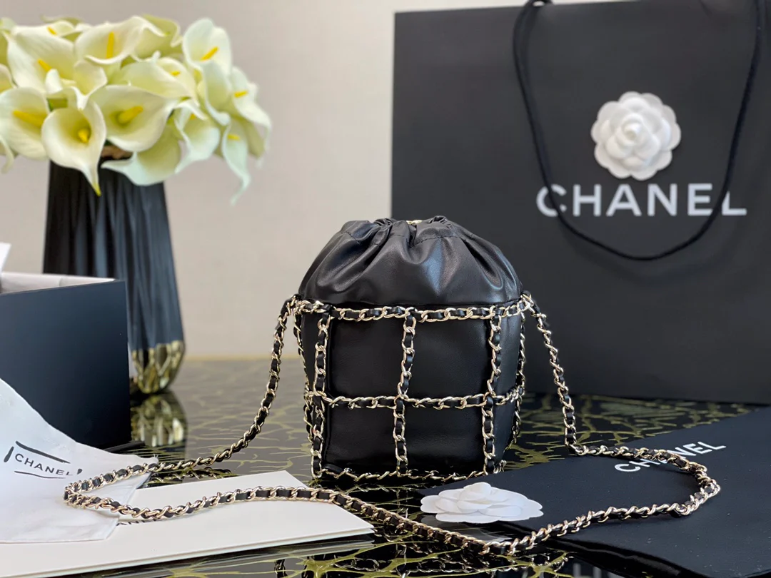 Маленькая сумка-ведро Chanel из овечьей кожи с завязками