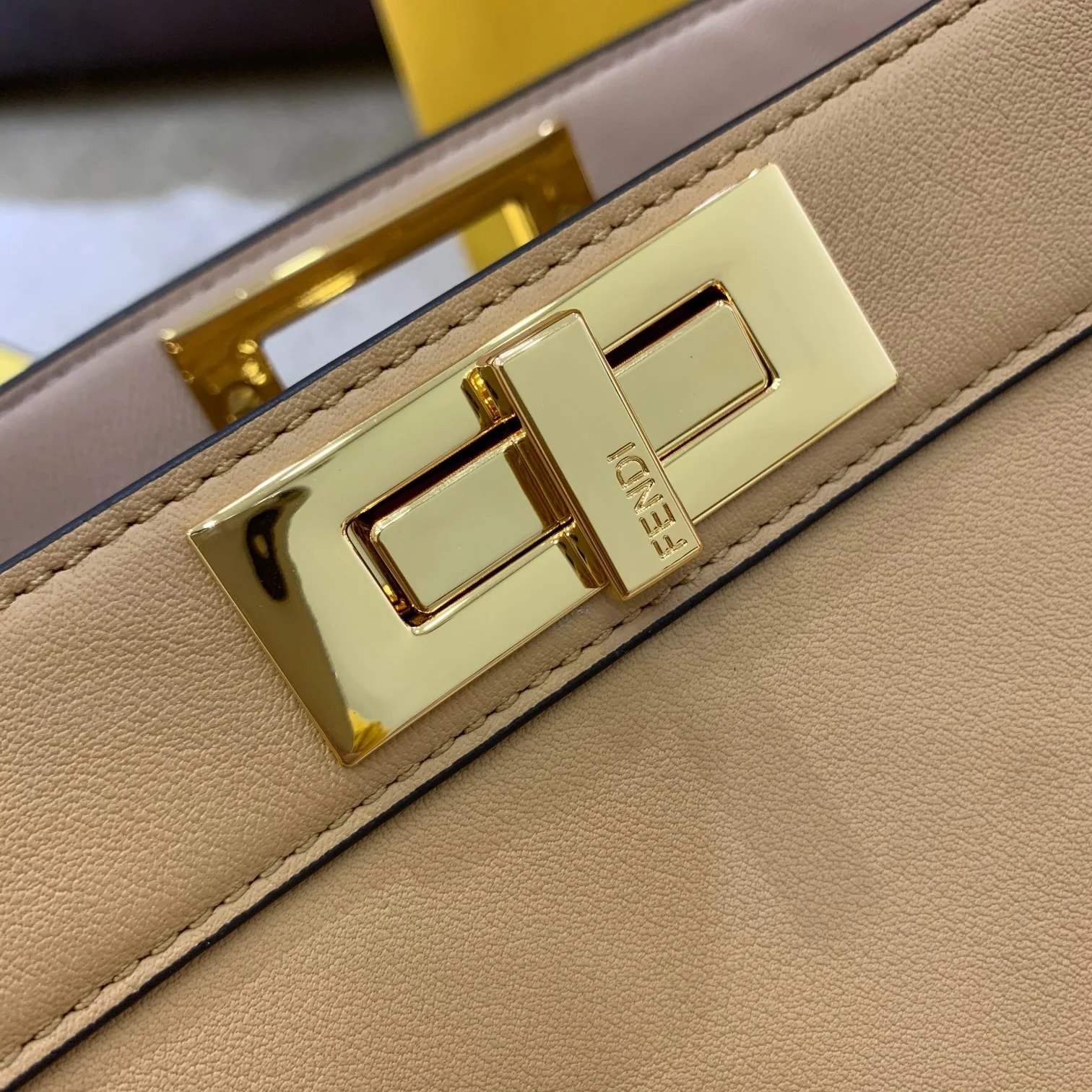 Сумка Fendi Peekaboo i-seey Medium из абрикосовой кожи.