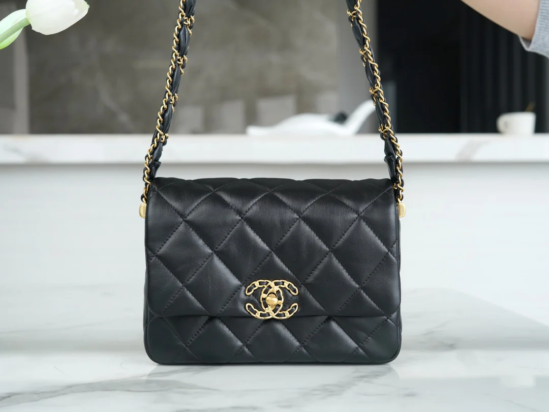 Коллекция Chanel осень/зима - сумка с широким плечевым ремнем и клапаном, черная с золотыми вставками из мятой телячьей кожи.