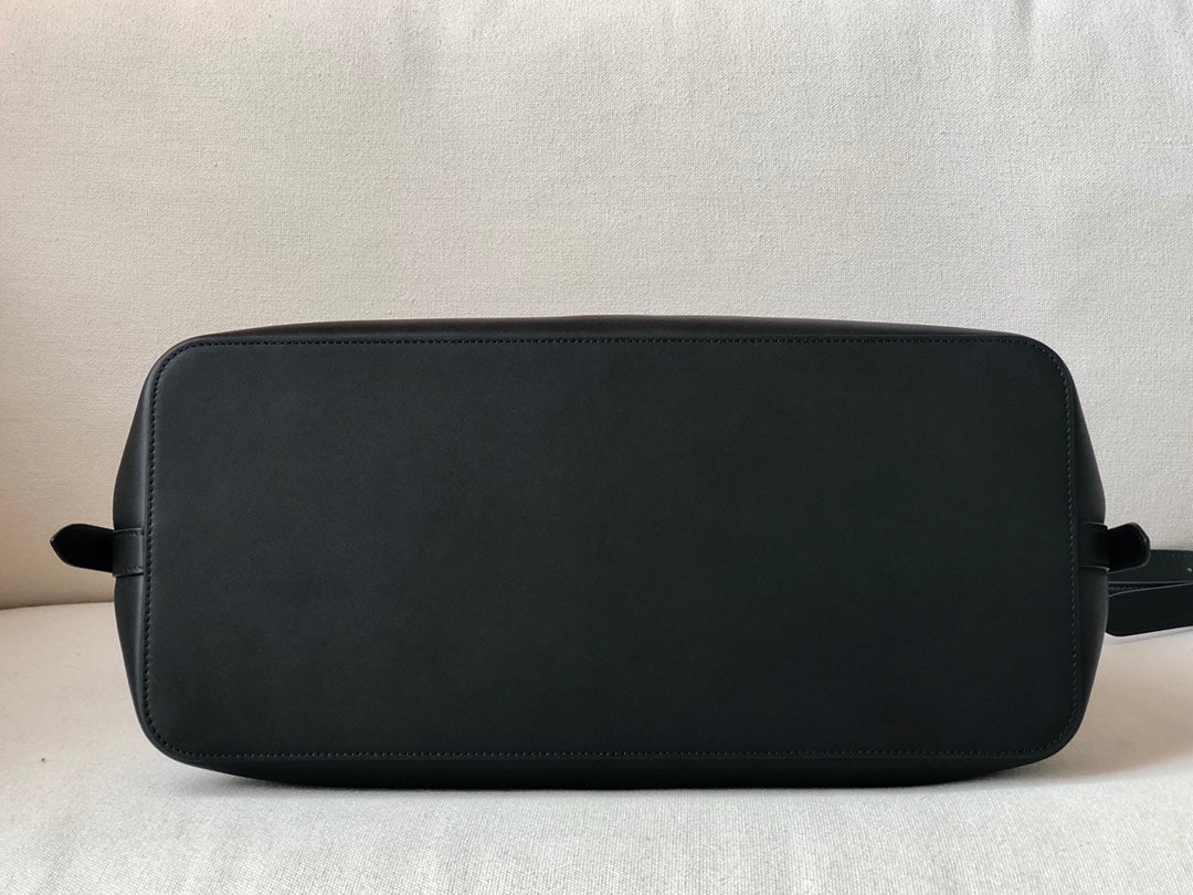 Средняя сумка Cabas de France из черной ткани.