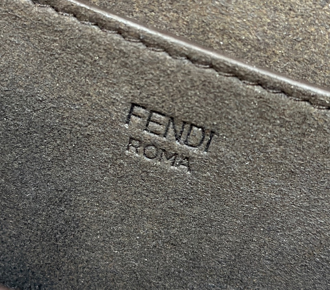 Сумка-седло Fendi в стиле ретро с клапаном — персиково-розовая.