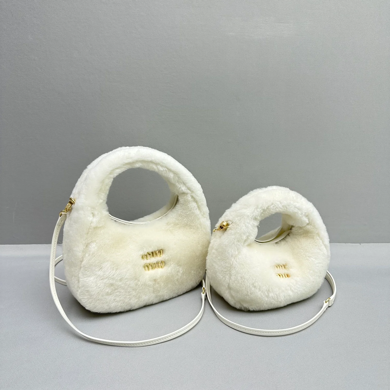 Сумка Miu Miu Wander — белая, флисовая — сравнение размеров