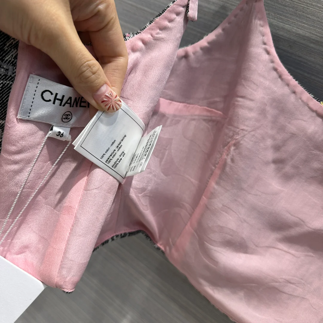 В стиле Chanel - 2403 - 24 Весна/Лето Новинка Прочный жилет из жаккардовой ткани, окрашенной пряжей, с буквами и бисером