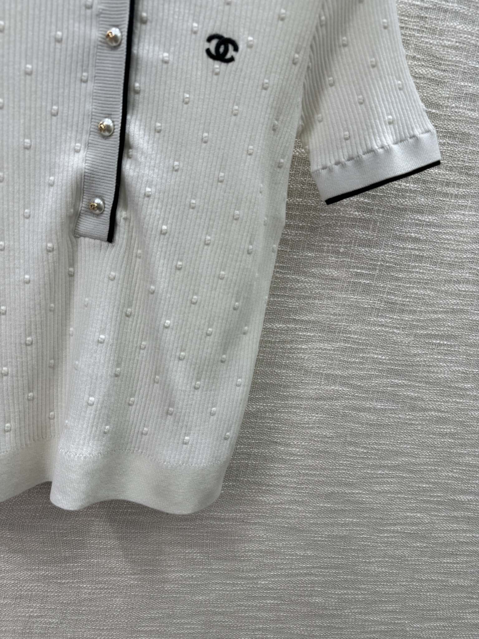 Chanel 2404 - Вязаный топ с короткими рукавами и круглым вырезом, частично открытый - Белый