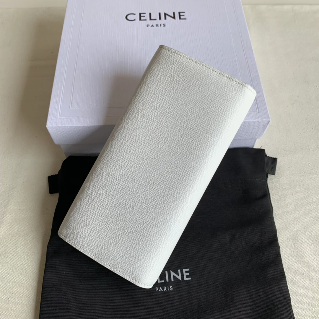 Кошелек-книжка Celine - кремовый с принтом в виде пальмовых листьев.