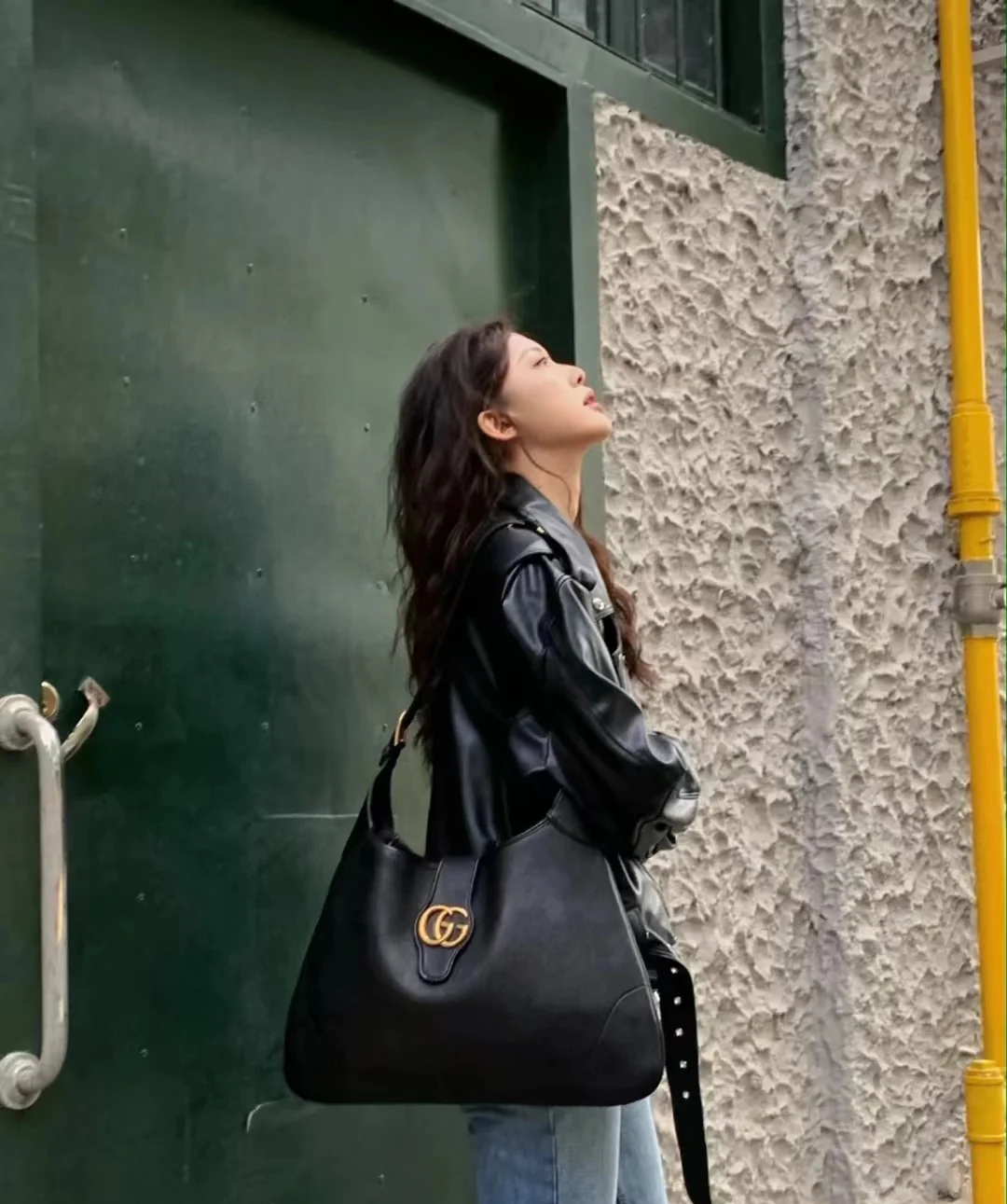 Весенняя коллекция Gucci 2023 — Сумка через плечо ?Полумесяц? — Черная — Фотографии в действии.