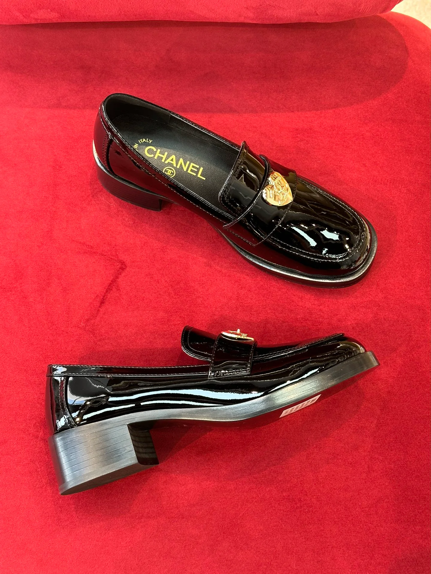 Новинка 2023 года от Chanel - Лоферы в форме сердца из лакированной кожи - Черные