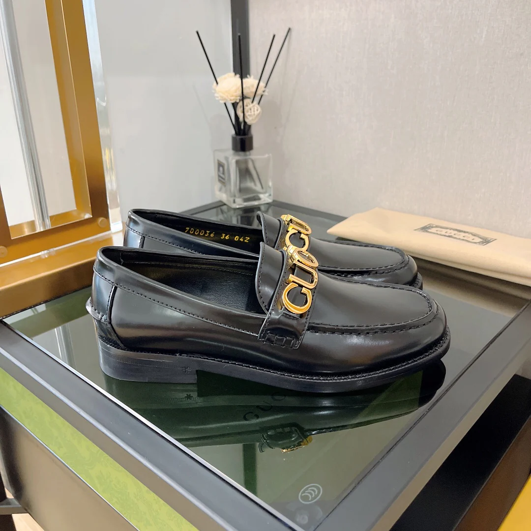 Новинка 2022 года от Gucci - Лоферы с металлической пряжкой в ??виде буквы - 1