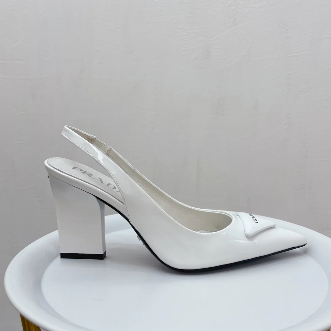 Новинка сезона весна/лето 2022 от Prada - туфли на каблуке с открытой пяткой