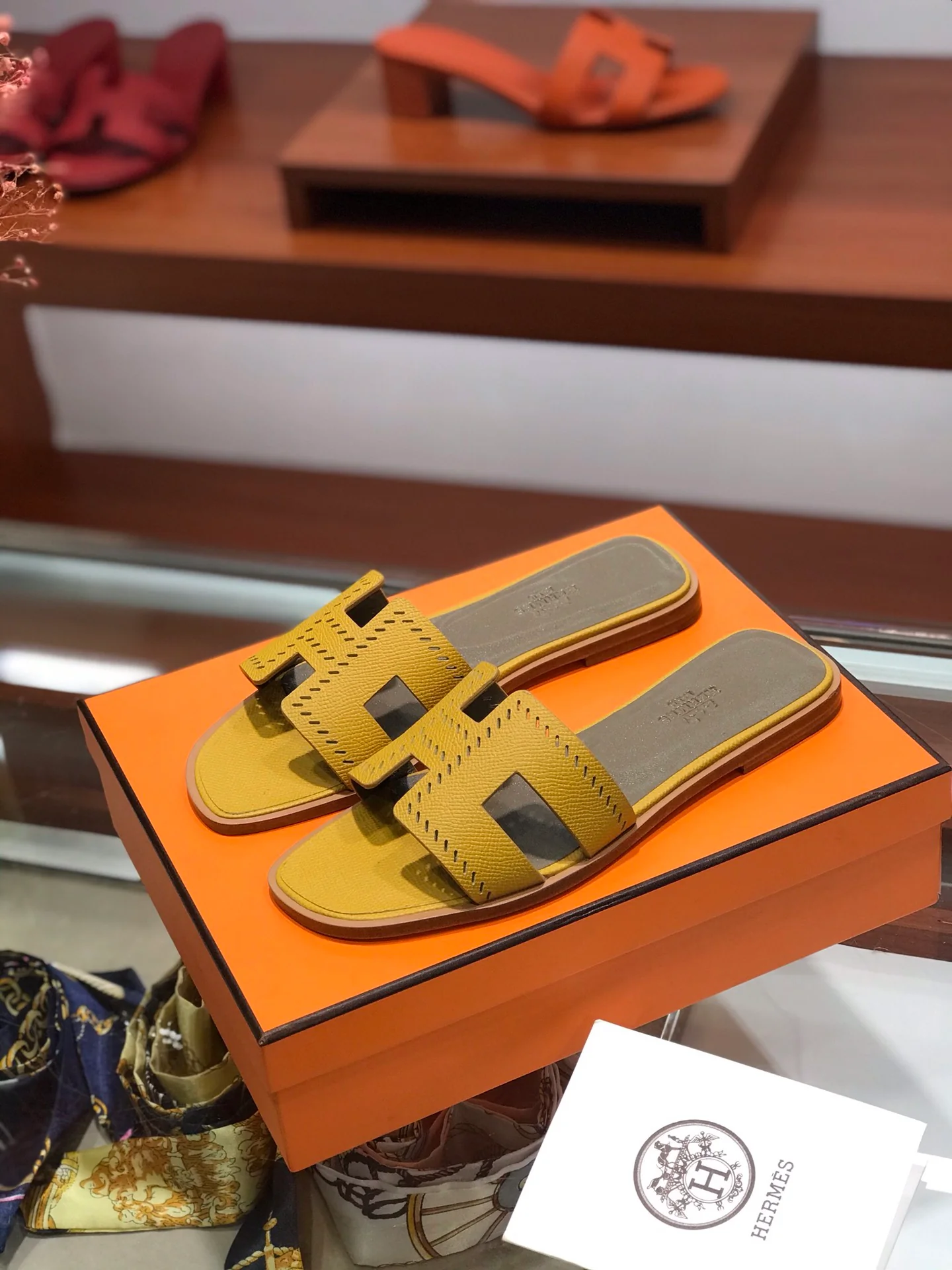 Новинка весны 2022 года от Hermes - плоские тапочки H - 4