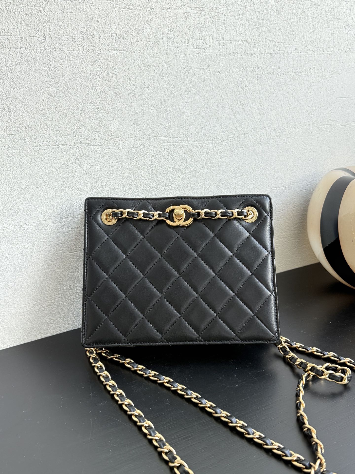 Винтажная квадратная вечерняя сумка Chanel из 24-каратного золота - черная.