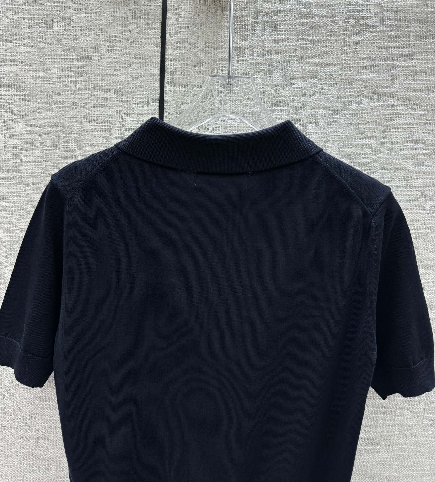 Miu Miu-2404 - Трикотажная футболка с коротким рукавом и воротником-поло с оборками, черная