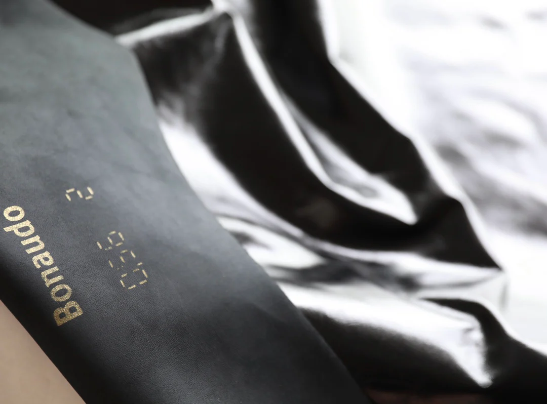 Маленькая черная сумка Chanel с клапаном и поворотной ручкой.