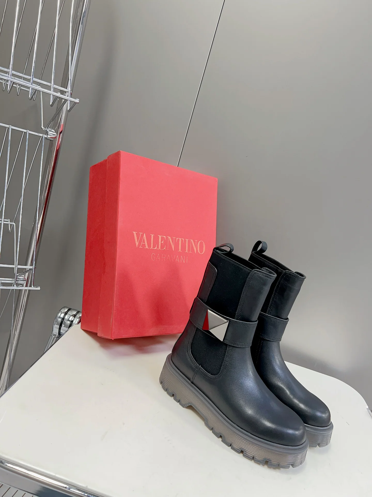 Коллекция Valentino осень/зима 2023, представленная на подиуме - Ботильоны - С крупными заклепками сбоку - Черные