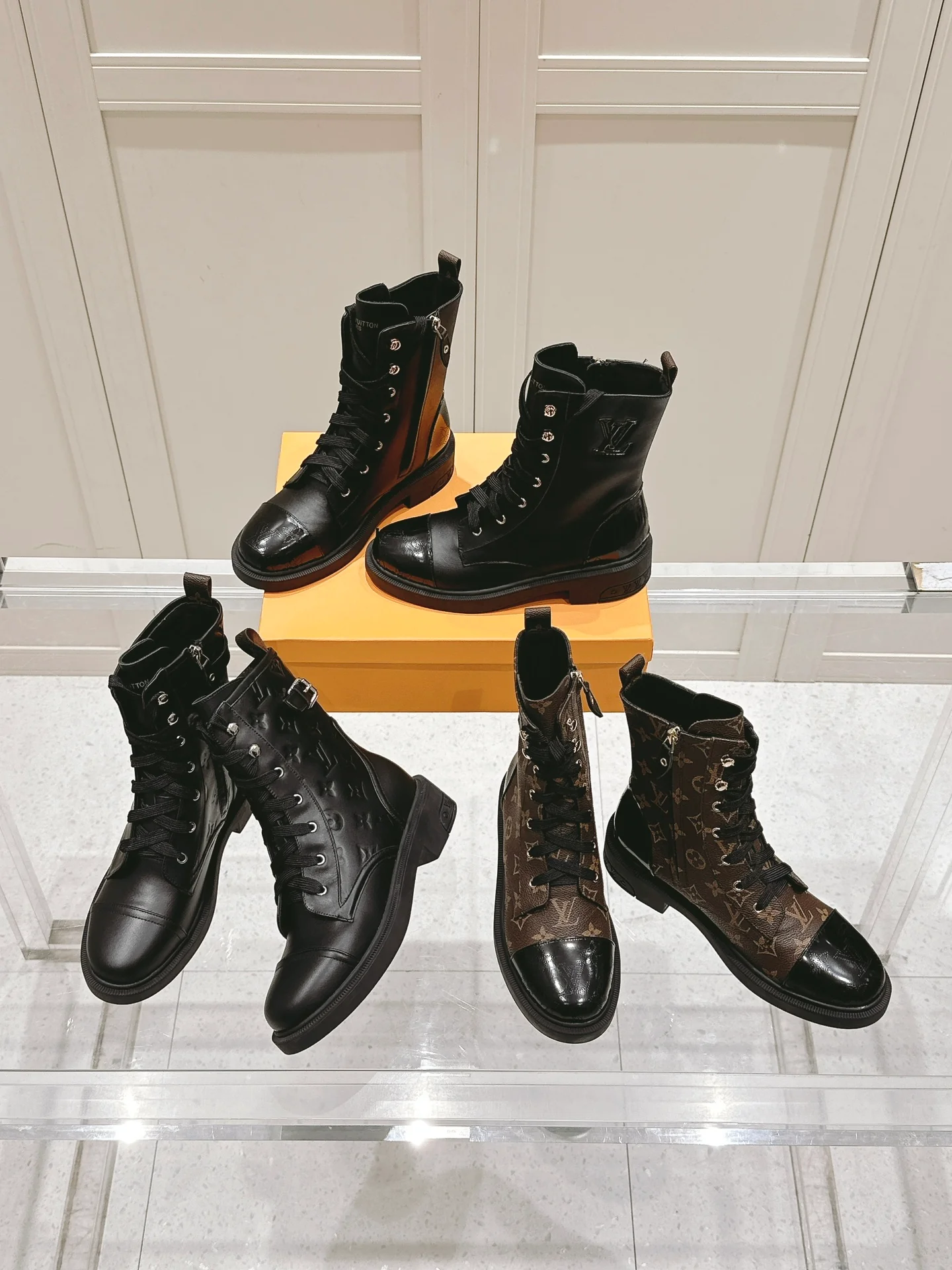 Кожаные ботинки LV-2024 с логотипом и сплошным принтом - изображение из коллекции