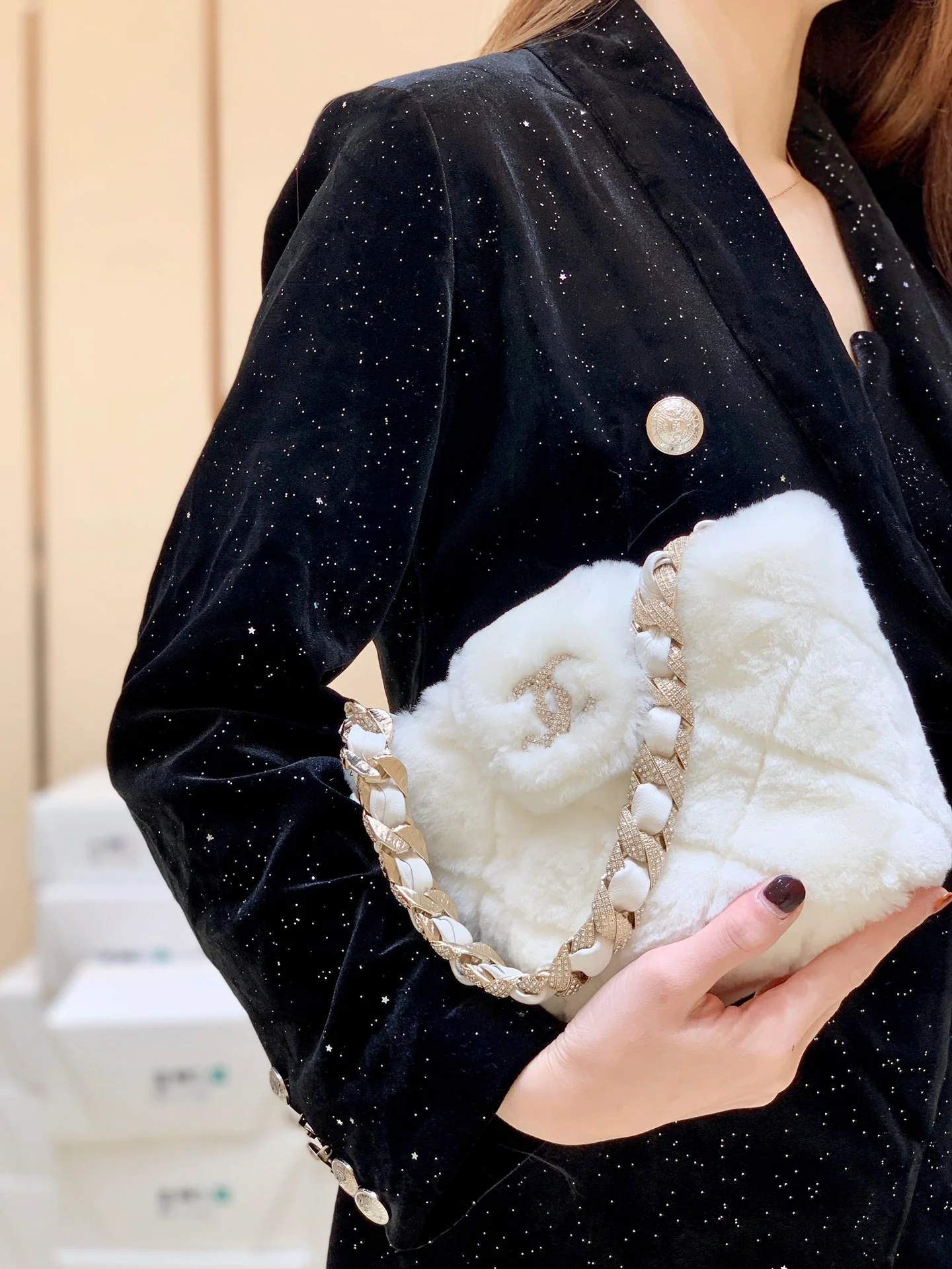 Сумка Chanel из овчины с бриллиантовой цепочкой - 2 шт.