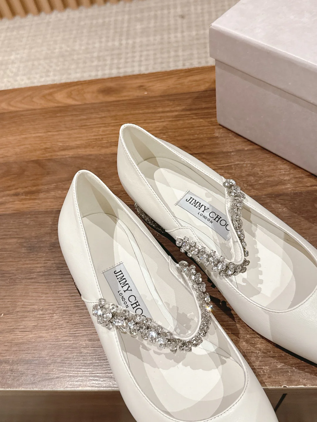 Туфли ?Мэри Джейн? от Jimmy с хрустальным ремешком на шее — белые — 1 шт.