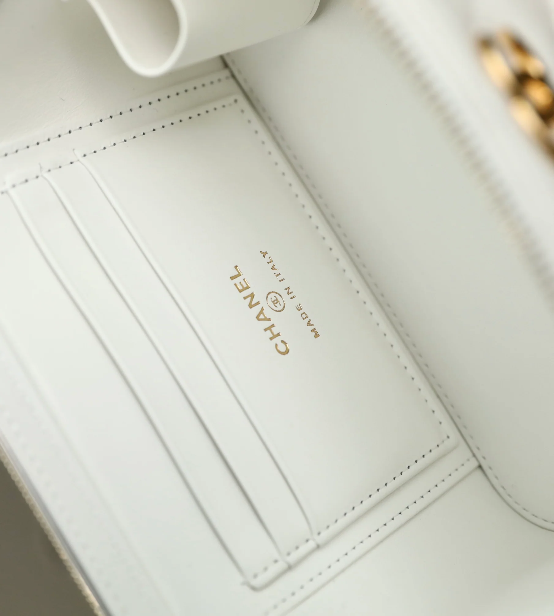 Весенне-летняя коллекция Chanel - Браслет с буквой - Квадратная коробка - Белый